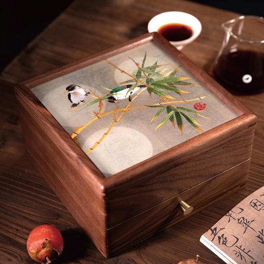 艷 湘绣  双层茶盒套装 北美胡桃木（带四杯+普洱茶） 商品图3