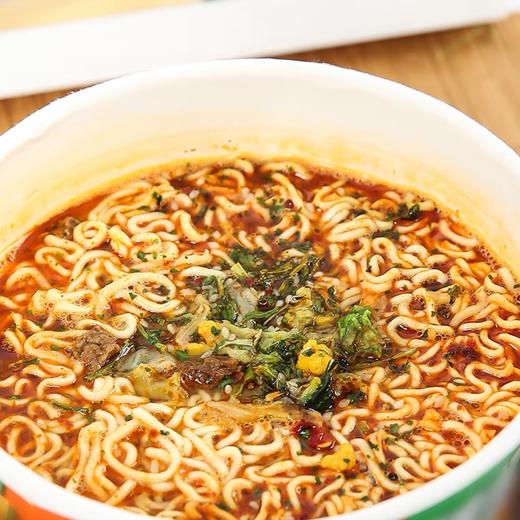 【康师傅】香辣牛肉面 大食桶 143g | 劲辣过瘾·真牛肉汤底 | 大桶超足料·一桶吃饱 | 宿舍神器·加班必备·夜宵首选·开水泡好 商品图2