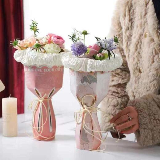 女神手捧鲜花多支盒 商品图1