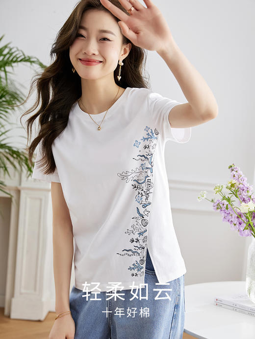 【专属特价】熙世界休闲开叉T恤女短袖2025夏装新品时尚印花百搭圆领体恤上衣 商品图3