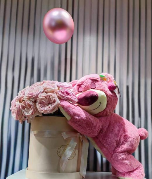 七夕新款草莓熊趴趴熊抱抱桶鲜花礼盒创意公仔迪士尼正版授权草莓熊爬姿功能毛绒 50*18*38 商品图6