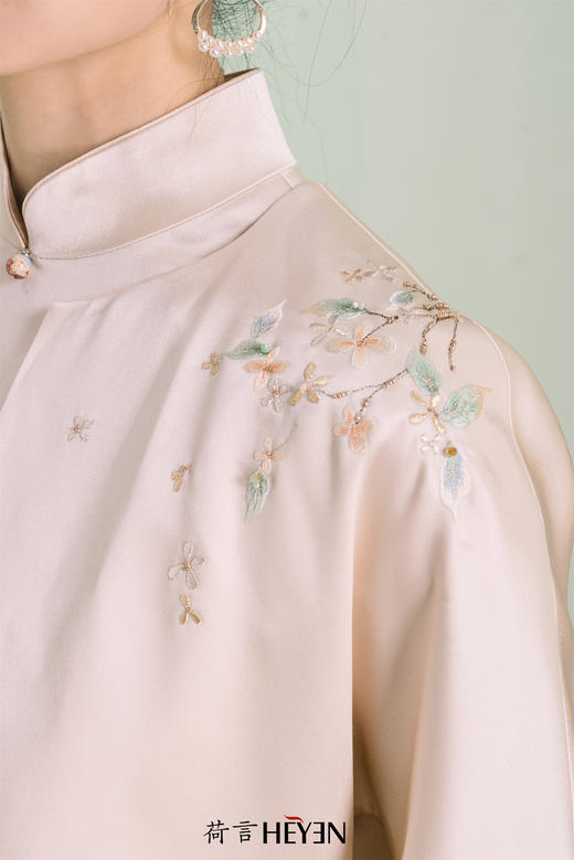荷言HEYEN高级定制 揽月手推绣玉兔 烫钻工艺定制旗袍 商品图9