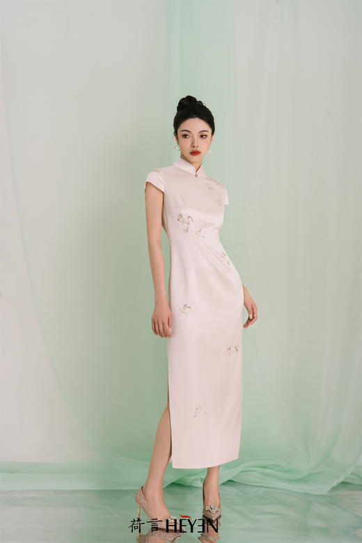荷言HEYEN高级定制 揽月手推绣玉兔 烫钻工艺定制旗袍 商品图3