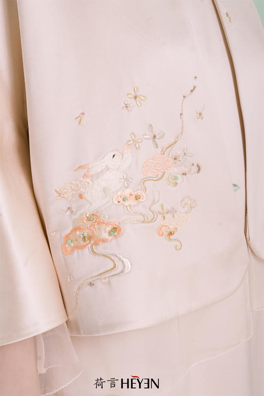 荷言HEYEN高级定制 揽月手推绣玉兔 烫钻工艺定制旗袍 商品图4