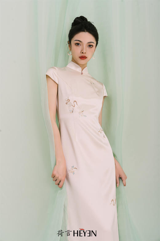 荷言HEYEN高级定制 揽月手推绣玉兔 烫钻工艺定制旗袍 商品图0