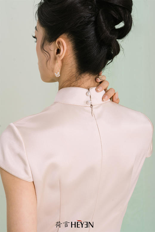 荷言HEYEN高级定制 揽月手推绣玉兔 烫钻工艺定制旗袍 商品图8