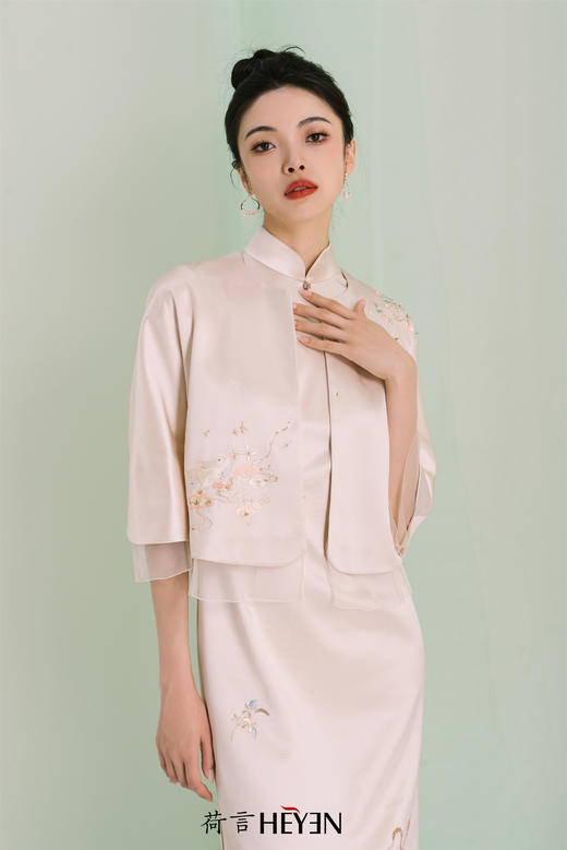 荷言HEYEN高级定制 揽月手推绣玉兔 烫钻工艺定制旗袍 商品图7