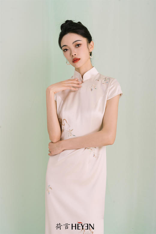 荷言HEYEN高级定制 揽月手推绣玉兔 烫钻工艺定制旗袍 商品图1