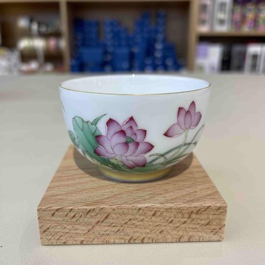 景德镇手工手绘粉彩茶杯品茗杯陶瓷功夫茶具单杯玉瓷描金主人杯 素手繁花 手彩荷花杯 商品图1