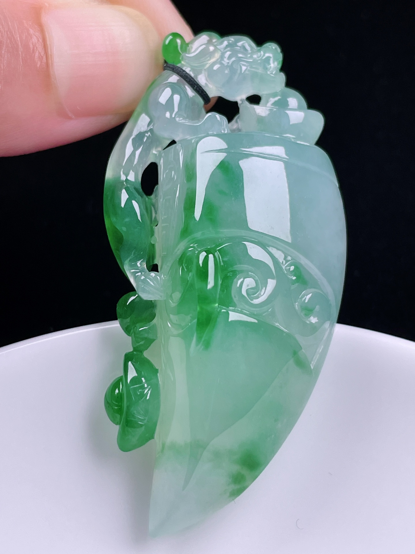 497171 翡翠冰绿狼牙吊坠 款式新颖,精美无比 尺寸:51.9/25.3/10