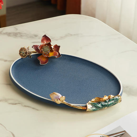 高级陶瓷果盘家用客厅茶几珐琅彩家荷万事兴欧式托盘轻奢高档中式珐琅彩蓝色圆托盘 商品图2