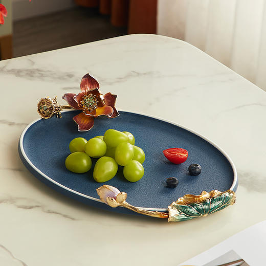 高级陶瓷果盘家用客厅茶几珐琅彩家荷万事兴欧式托盘轻奢高档中式珐琅彩蓝色圆托盘 商品图1