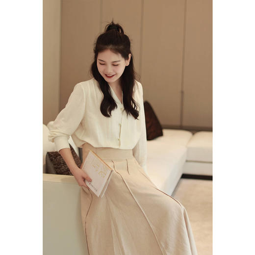 【抖音专属】V领衬衫（23810448凝脂） 商品图2