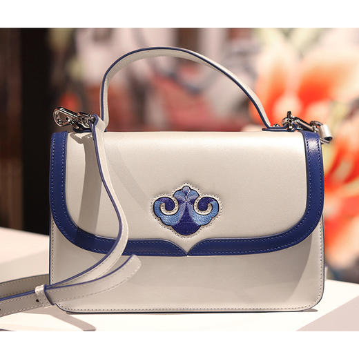 深山集市 手作吉祥云手工刺绣头层牛皮单肩斜挎手提包米色刺梨花单肩包 商品图0