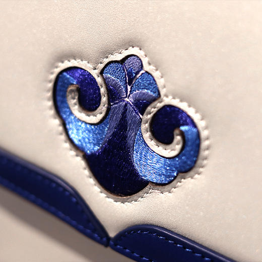 深山集市 手作吉祥云手工刺绣头层牛皮单肩斜挎手提包米色刺梨花单肩包 商品图2