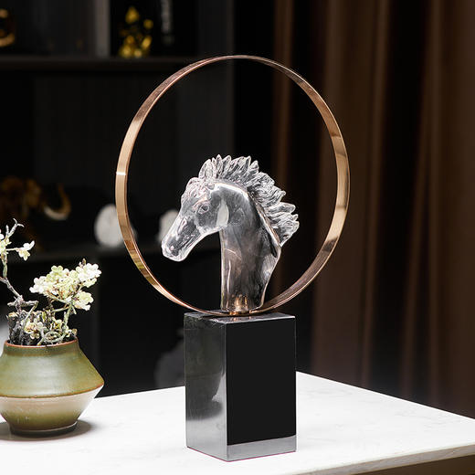 金属圆圈马摆件大理石底座 客厅书房办公室玄关新中式摆件 商品图3