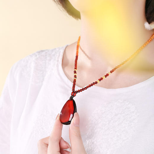 琥珀贵族：血珀，颜色如美酒醉人，质地如水清冽 商品图8