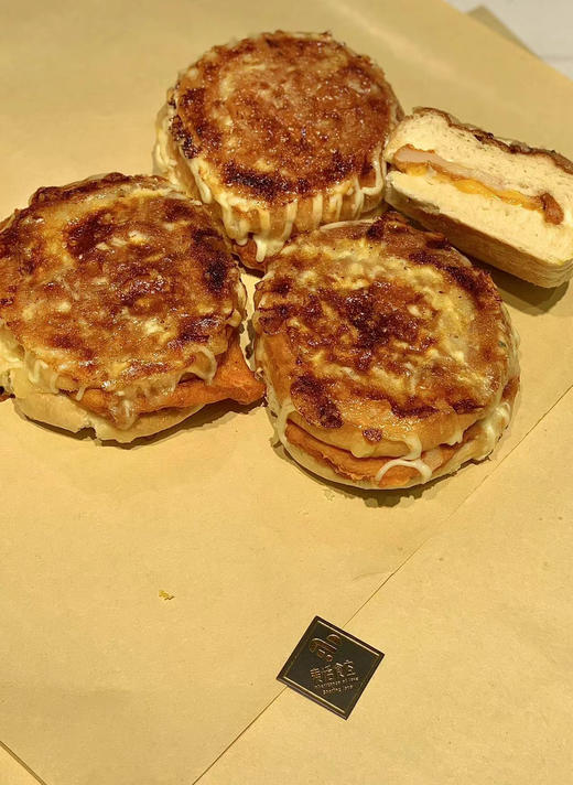 瀑布鸡排  
外表马苏里拉芝士➕沙拉烤制，中间夹层芝士片和鲜嫩鸡排 商品图0