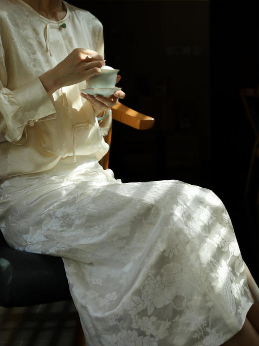 盛唐牡丹 | 时髦玉扣花香引蝶对襟女衬衫 商品图2