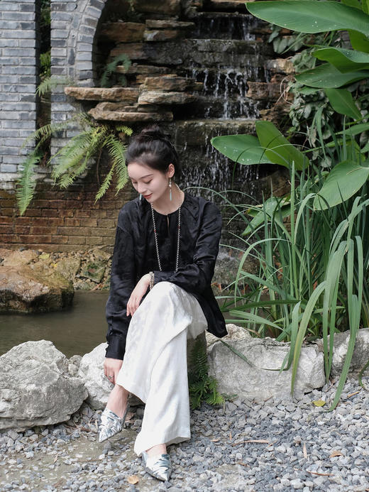 瑕疵|盛唐牡丹 |真丝压花圆领女上衣-黑色[特价品](特殊商品不退不换) 商品图3