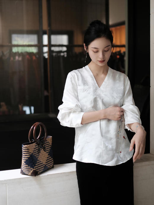 盛唐牡丹 | 珍珠白蝶恋花女上衣-半丝[特价品] 商品图0