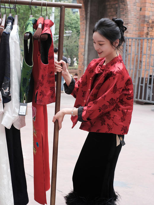 盛唐牡丹 |真丝漳绒圆领外套 (蝶恋花红色) 商品图3