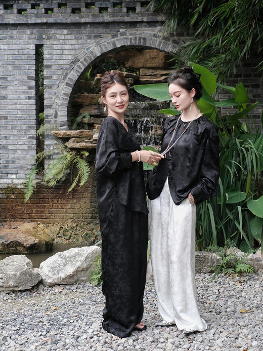 瑕疵|盛唐牡丹 |真丝压花圆领女上衣-黑色[特价品](特殊商品不退不换) 商品图7