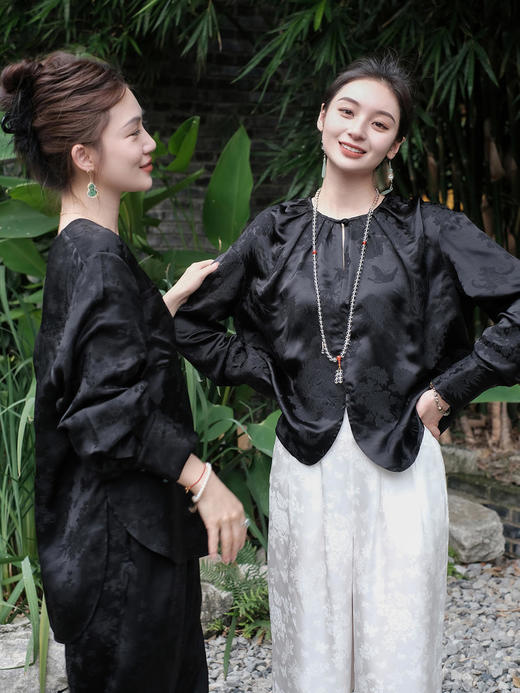 瑕疵|盛唐牡丹 |真丝压花圆领女上衣-黑色[特价品](特殊商品不退不换) 商品图4