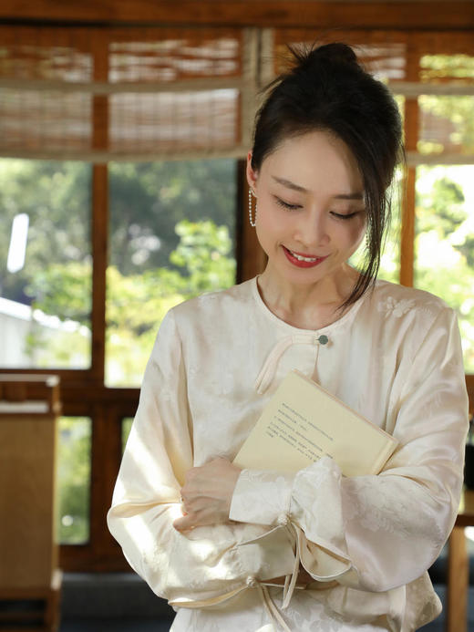 盛唐牡丹 | 时髦玉扣花香引蝶对襟女衬衫 商品图0