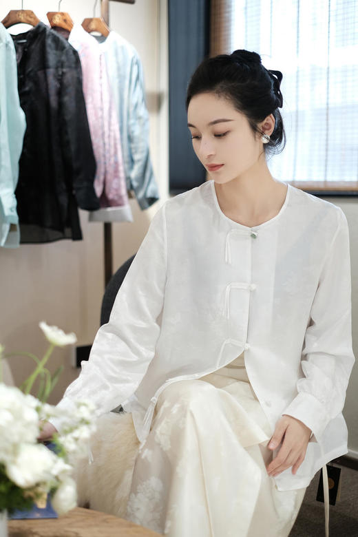 盛唐牡丹 | 时髦玉扣花香引蝶对襟女衬衫 商品图1