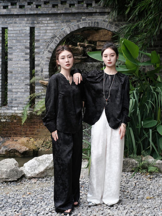 瑕疵|盛唐牡丹 |真丝压花圆领女上衣-黑色[特价品](特殊商品不退不换) 商品图5