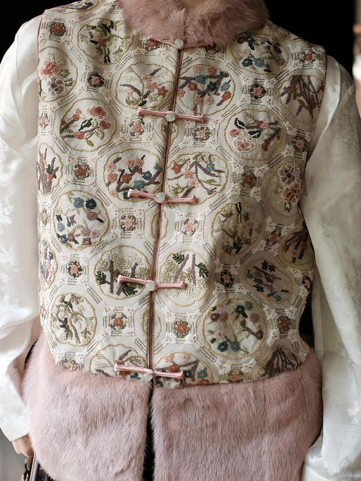 高货限量款| 盛唐牡丹|老料打籽绣水貂马甲[福利品] 商品图2