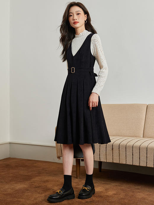 【专属特价】熙世界高级感磨绒背心裙女2025秋冬新款打底V领无袖连衣裙 商品图3