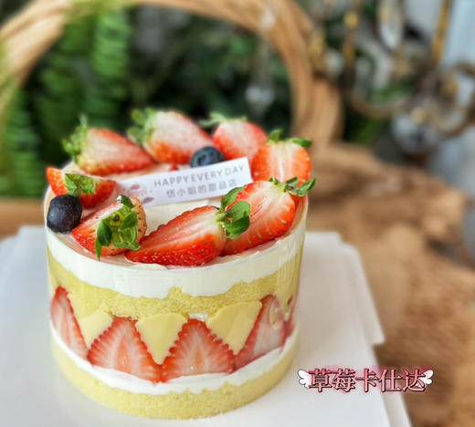 草莓🍓蛋糕。松软的原味蛋糕，夹心部分由草莓卡仕达酱➕动物奶油➕酸甜树莓果肉果冻➕新鲜草莓，因为超级好吃一定要选大一号哦 商品图3