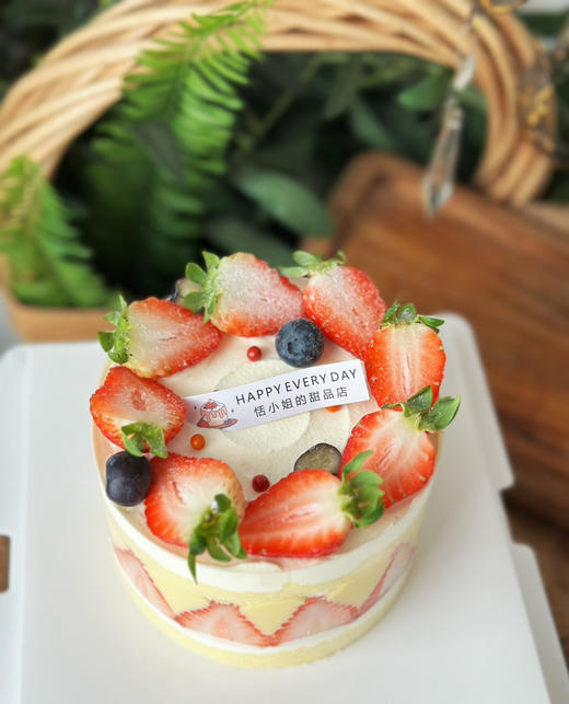 草莓🍓蛋糕。松软的原味蛋糕，夹心部分由草莓卡仕达酱➕动物奶油➕酸甜树莓果肉果冻➕新鲜草莓，因为超级好吃一定要选大一号哦 商品图2