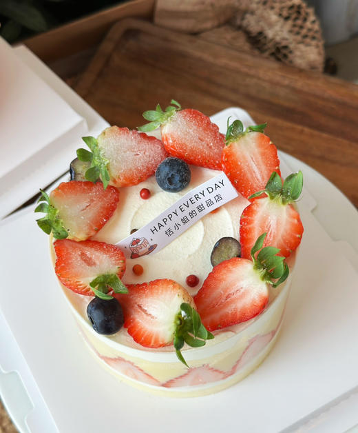 草莓🍓蛋糕。松软的原味蛋糕，夹心部分由草莓卡仕达酱➕动物奶油➕酸甜树莓果肉果冻➕新鲜草莓，因为超级好吃一定要选大一号哦 商品图1