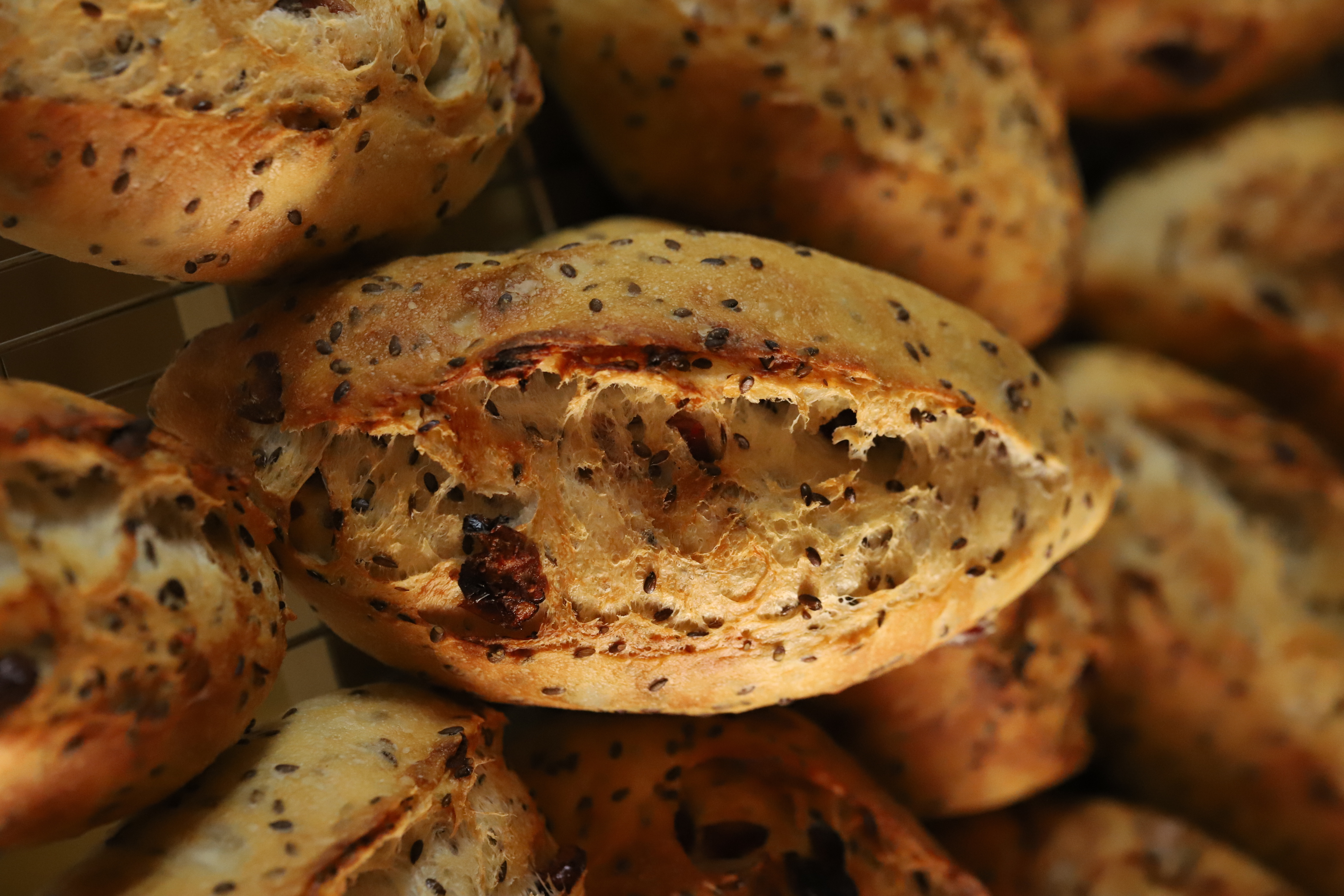 亚麻籽蔓越莓欧包（约上午11点出炉）