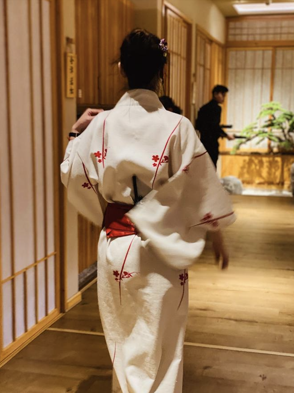 竹哩服务员带客户进店