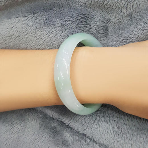 【天然正品】61.74克 天然糯种 完美无杂裂 浅绿色 59号 翡翠手镯 证书 031016KC09 商品图4