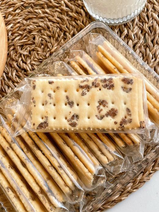 【A3爱你们-海盐饼干1kg】 Anemon3爱你们海盐苏打饼干”盒马同款“ 一口飞到欧洲地中海，从不吃苏打饼干的我这次滑跪了 吊打同类苏打饼干，健身党，熬夜，看球党的零食， 商品图9