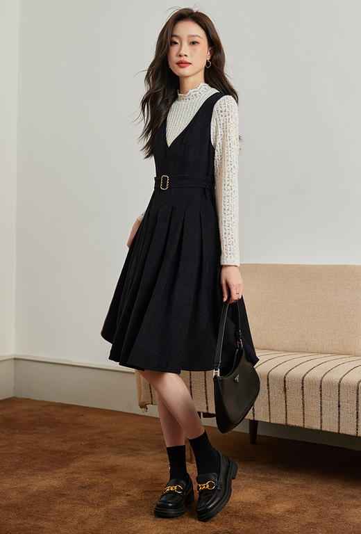 【专属特价】熙世界高级感磨绒背心裙女2025秋冬新款打底V领无袖连衣裙 商品图4