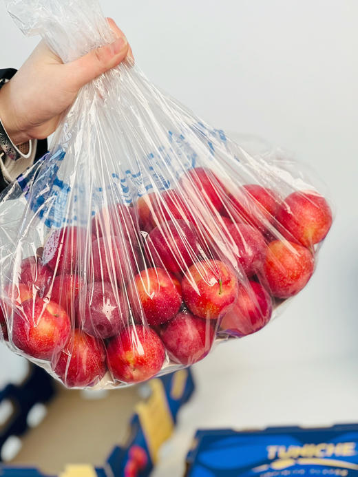 智利樱桃李，珍贵品种，每年季节超短，且货源稀缺，十分抢手，它是传统李子和樱桃的结合，既拥有浓郁的李子味，又拥有樱桃多汁，超级好吃！ 商品图0