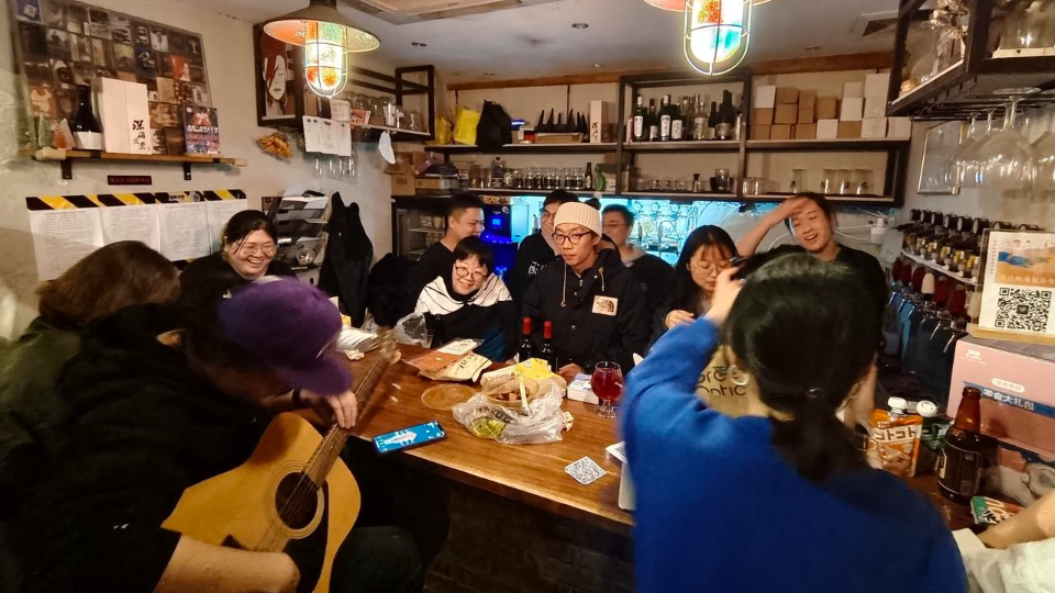 003 相亲、招聘、搞路演，梁二狗把跳海酒馆变成线下大型BBS