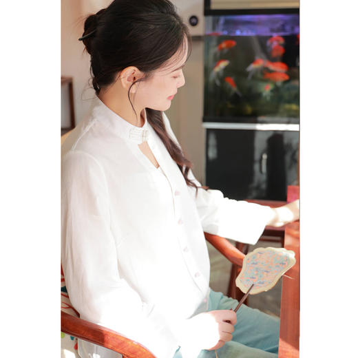 【抖音专属】始芳菲系列】立领衬衫（24710220缟羽） 商品图1