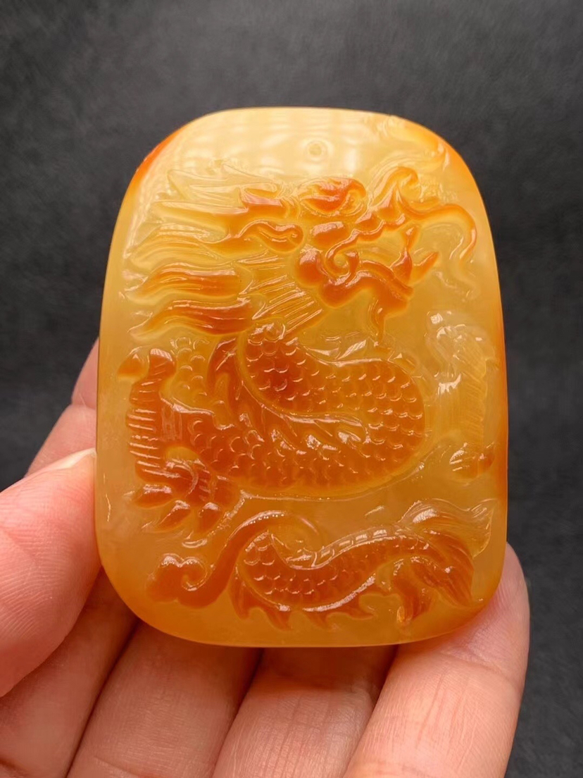 原矿俄料精工蜜蜡龙牌吊坠,30.18g