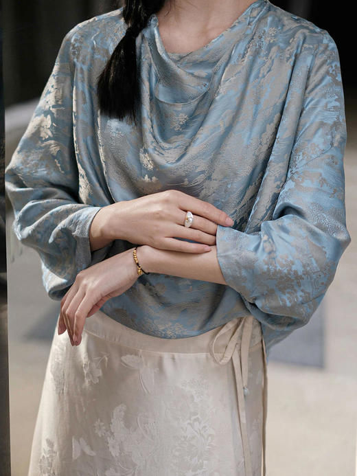 盛唐牡丹|景天蓝清明上河图真丝提花荡领女上衣 商品图1