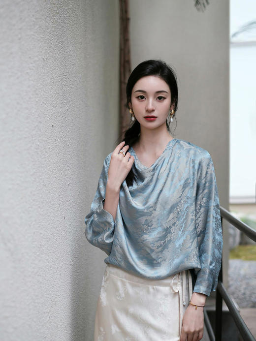 盛唐牡丹|景天蓝清明上河图真丝提花荡领女上衣 商品图0