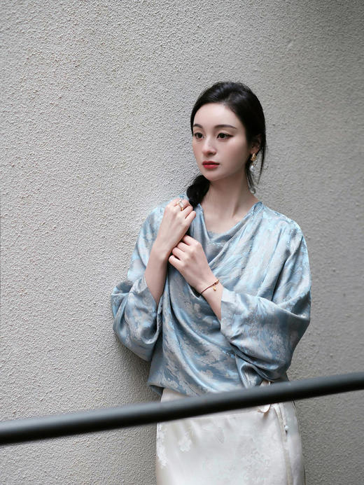 盛唐牡丹|景天蓝清明上河图真丝提花荡领女上衣 商品图4