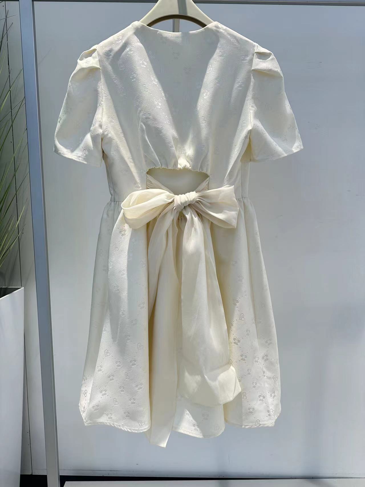 白色后背镂空连衣裙