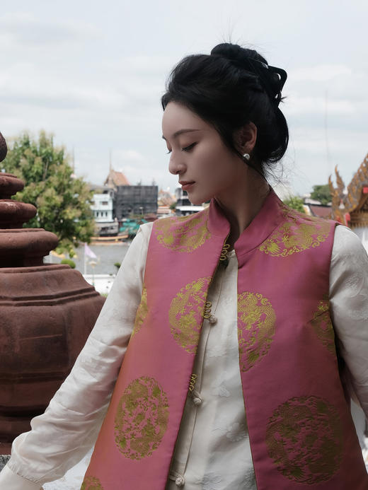 瑕疵| 盛唐牡丹 | 双面穿花蕾缎立领马甲（实物红色面领口处无玉扣；绿色面实物有玉扣如照片所示）[特价品](特殊商品不退不换) 商品图4